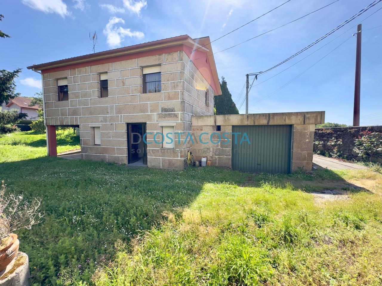 Casa de piedra de tres habitaciones con terreno en Vigo casco urbano