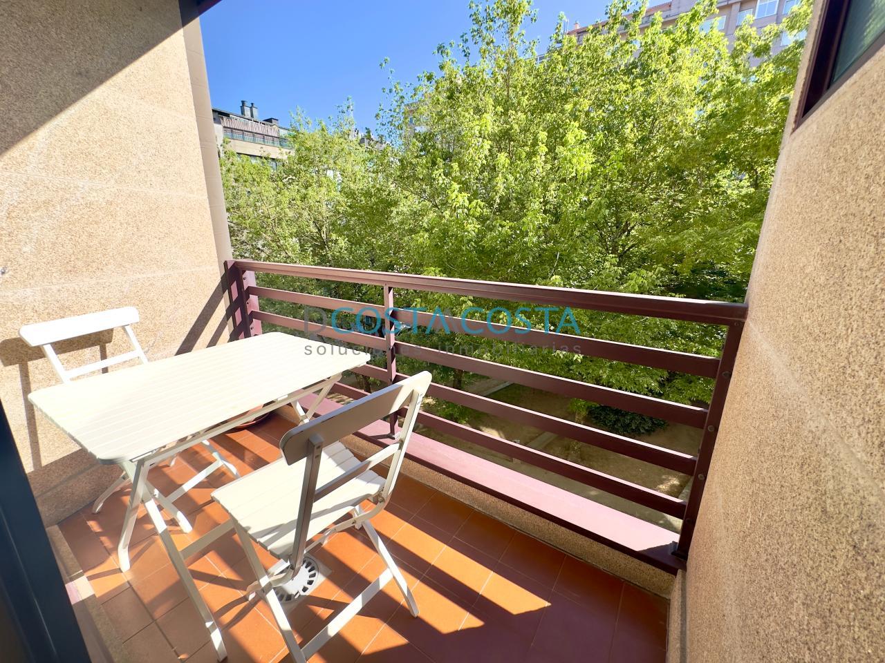 Piso de tres habitaciones con terraza y garaje al lado de la plaza de la Miñoca en Vigo